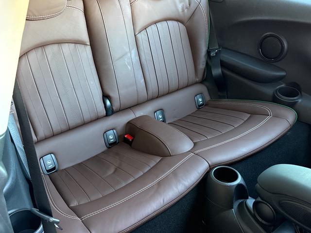 ＭＩＮＩ クーパーＳ　６０イヤーズエディション　車検Ｒ８．９／６０周年特別仕様車／ＤＣＴ／６０Ｙｅａｒｓ専用茶革シート／シートヒーター／純正ナビ／バックカメラ／ミラーインＥＴＣ／衝突軽減／ペッパーパッケージ／純正アルミホイール／（57枚目）