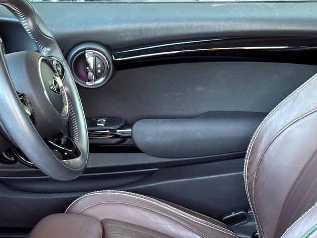 ＭＩＮＩ クーパーＳ　６０イヤーズエディション　車検Ｒ８．９／６０周年特別仕様車／ＤＣＴ／６０Ｙｅａｒｓ専用茶革シート／シートヒーター／純正ナビ／バックカメラ／ミラーインＥＴＣ／衝突軽減／ペッパーパッケージ／純正アルミホイール／（64枚目）