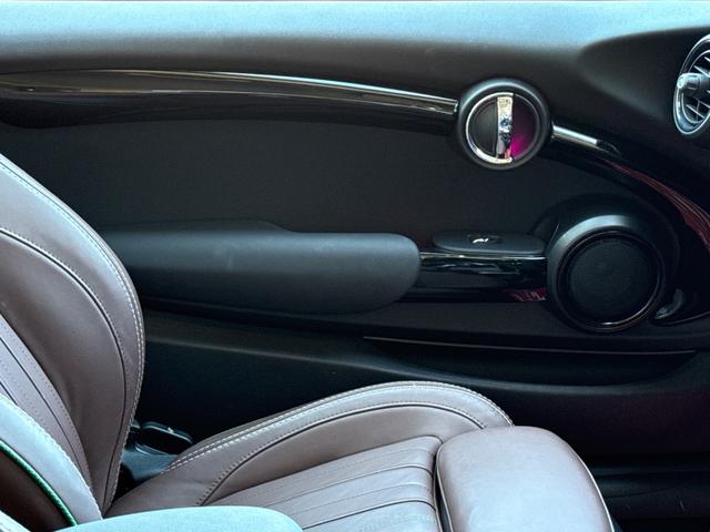 ＭＩＮＩ クーパーＳ　６０イヤーズエディション　車検Ｒ８．９／６０周年特別仕様車／ＤＣＴ／６０Ｙｅａｒｓ専用茶革シート／シートヒーター／純正ナビ／バックカメラ／ミラーインＥＴＣ／衝突軽減／ペッパーパッケージ／純正アルミホイール／（65枚目）