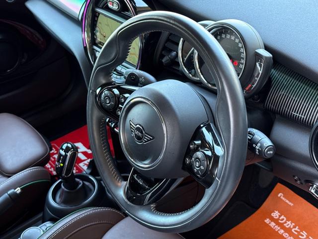 ＭＩＮＩ クーパーＳ　６０イヤーズエディション　車検Ｒ８．９／６０周年特別仕様車／ＤＣＴ／６０Ｙｅａｒｓ専用茶革シート／シートヒーター／純正ナビ／バックカメラ／ミラーインＥＴＣ／衝突軽減／ペッパーパッケージ／純正アルミホイール／（66枚目）