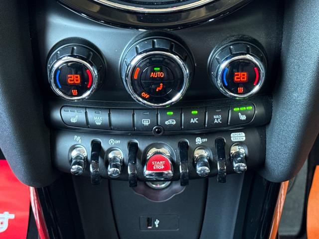 ＭＩＮＩ クーパーＳ　６０イヤーズエディション　車検Ｒ８．９／６０周年特別仕様車／ＤＣＴ／６０Ｙｅａｒｓ専用茶革シート／シートヒーター／純正ナビ／バックカメラ／ミラーインＥＴＣ／衝突軽減／ペッパーパッケージ／純正アルミホイール／（71枚目）