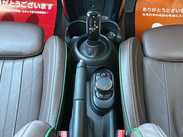 ＭＩＮＩ クーパーＳ　６０イヤーズエディション　車検Ｒ８．９／６０周年特別仕様車／ＤＣＴ／６０Ｙｅａｒｓ専用茶革シート／シートヒーター／純正ナビ／バックカメラ／ミラーインＥＴＣ／衝突軽減／ペッパーパッケージ／純正アルミホイール／（72枚目）