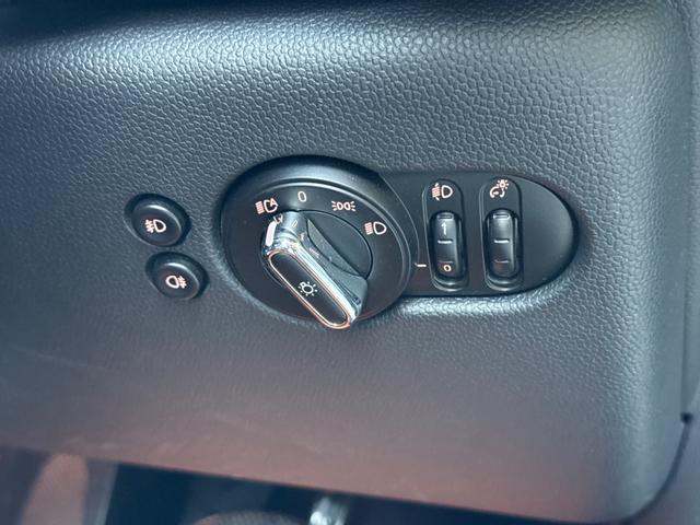 ＭＩＮＩ クーパーＳ　６０イヤーズエディション　車検Ｒ８．９／６０周年特別仕様車／ＤＣＴ／６０Ｙｅａｒｓ専用茶革シート／シートヒーター／純正ナビ／バックカメラ／ミラーインＥＴＣ／衝突軽減／ペッパーパッケージ／純正アルミホイール／（74枚目）