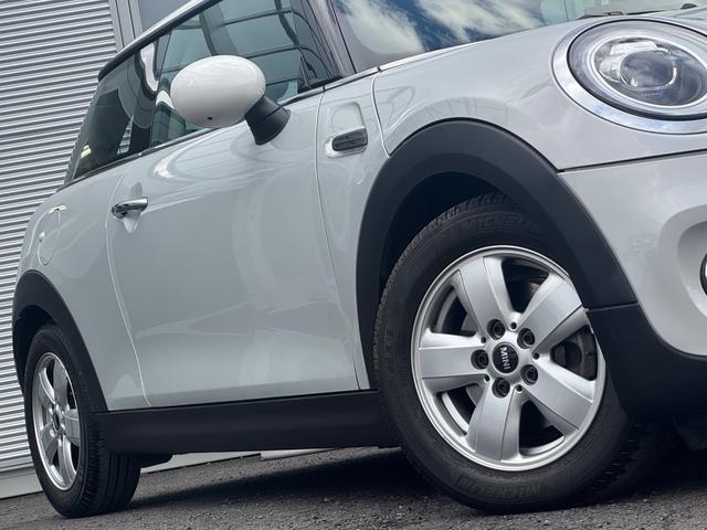 MINI クーパー 車検2年/中期/ホワイトシルバー/LEDヘッドライト/純正ナビ/ETC/衝突軽減/純正アルミホイール/Bluetooth/スマートキー/プッシュスタート/クリアランスソナー(5枚目)