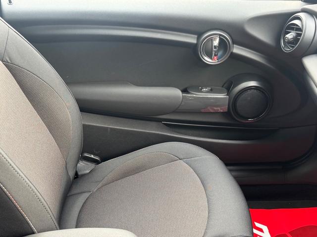 MINI クーパー 車検2年/中期/ホワイトシルバー/LEDヘッドライト/純正ナビ/ETC/衝突軽減/純正アルミホイール/Bluetooth/スマートキー/プッシュスタート/クリアランスソナー(51枚目)