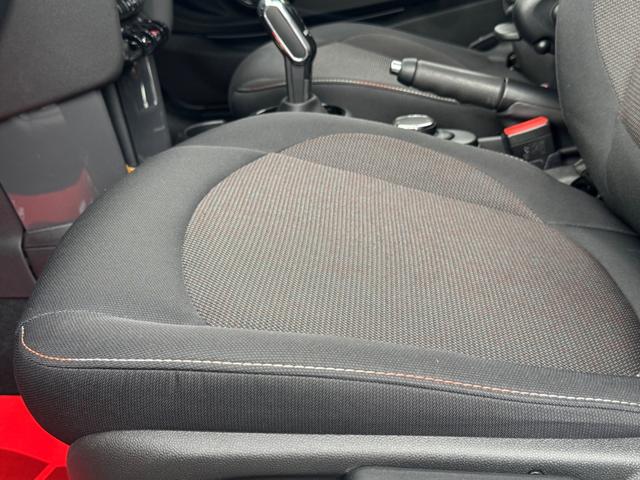 MINI クーパー 車検2年/中期/ホワイトシルバー/LEDヘッドライト/純正ナビ/ETC/衝突軽減/純正アルミホイール/Bluetooth/スマートキー/プッシュスタート/クリアランスソナー(67枚目)