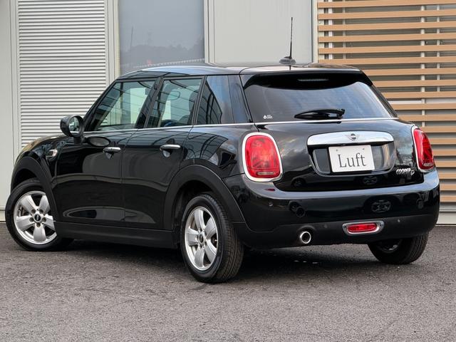 MINI クーパーD 車検2年/中期/黒レザーシート/LEDヘッドライト/シートヒーター/純正ナビ/バックカメラ/Bluetooth/純正アルミホイール/スマートキー/プッシュスタート/ETC/コーナーセンサー/(3枚目)