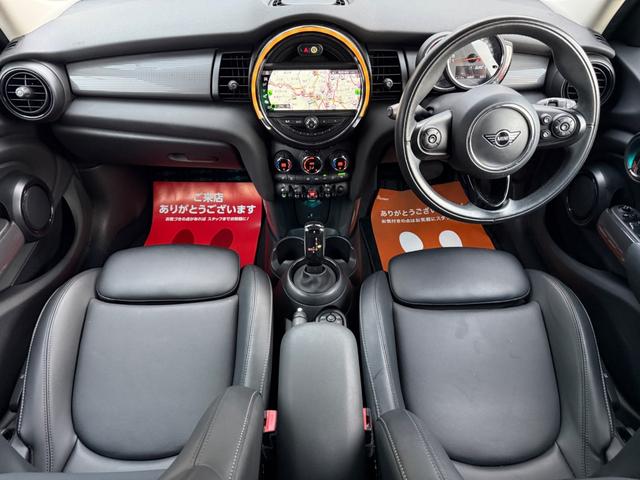 MINI クーパーD 車検2年/中期/黒レザーシート/LEDヘッドライト/シートヒーター/純正ナビ/バックカメラ/Bluetooth/純正アルミホイール/スマートキー/プッシュスタート/ETC/コーナーセンサー/(4枚目)
