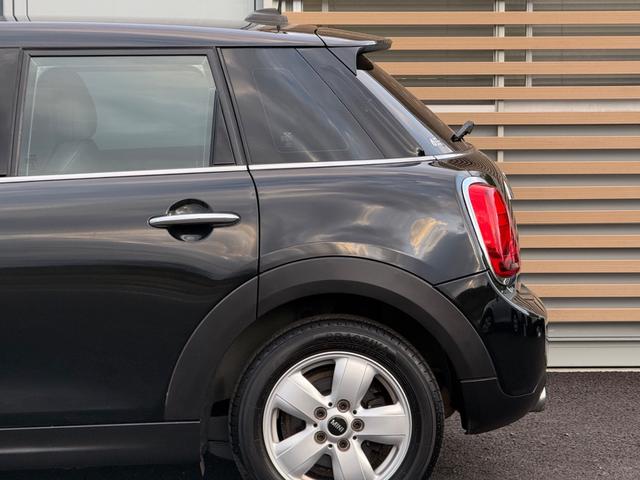 MINI クーパーD 車検2年/中期/黒レザーシート/LEDヘッドライト/シートヒーター/純正ナビ/バックカメラ/Bluetooth/純正アルミホイール/スマートキー/プッシュスタート/ETC/コーナーセンサー/(28枚目)