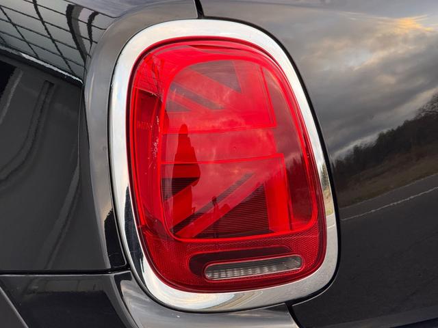 MINI クーパーD 車検2年/中期/黒レザーシート/LEDヘッドライト/シートヒーター/純正ナビ/バックカメラ/Bluetooth/純正アルミホイール/スマートキー/プッシュスタート/ETC/コーナーセンサー/(33枚目)