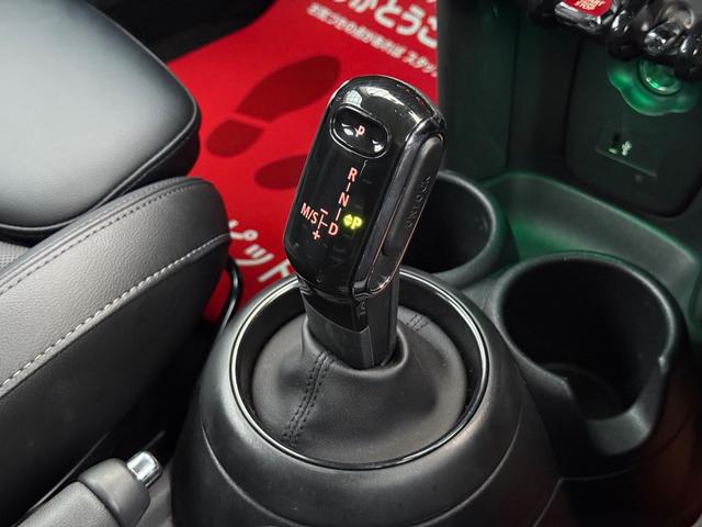 MINI クーパーD 車検2年/中期/黒レザーシート/LEDヘッドライト/シートヒーター/純正ナビ/バックカメラ/Bluetooth/純正アルミホイール/スマートキー/プッシュスタート/ETC/コーナーセンサー/(70枚目)