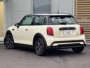 ＭＩＮＩ クーパー　クラシック・トリム　車検２年／後期／純正ナビ／ハーフレザーシート／純正アルミホイール／ＬＥＤヘッドライト／Ｂｌｕｅｔｏｏｔｈ／スマートキー／プッシュスタート／クルーズコントロール／ドライビングモード切替／オートライト／（3枚目）