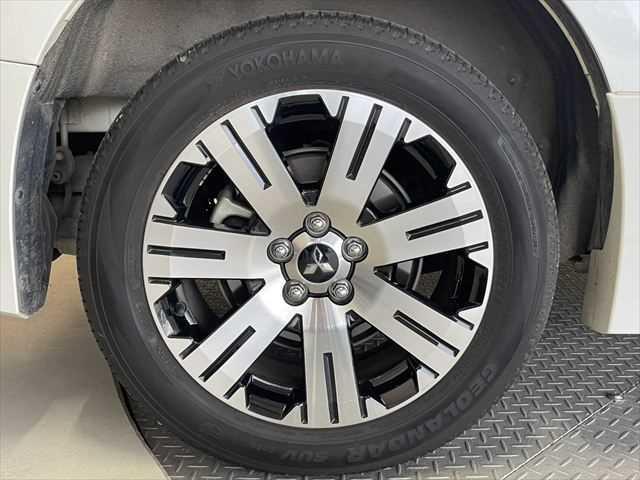 デリカD:5 アーバンギア G パワーパッケージ 純正10型ナビ 後席モニター 全方位カメラ E-アシスト 8人乗 4WD 禁煙車 レーダークルーズコントロール 衝突軽減ブレーキ レーンキープアシスト オートエアコン Wエアコン シートヒーター(30枚目)