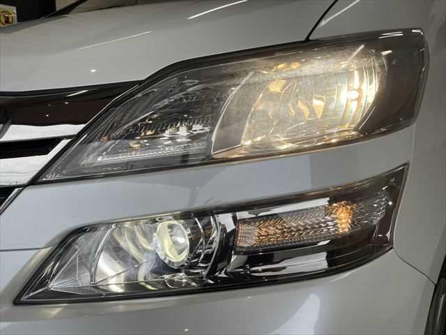 ヴェルファイアハイブリッド V 6ヶ月走行無制限保証付き Wサンルーフ 純正8型ナビ 両側パワースライドドア 電動リアゲート 寒冷地仕様 禁煙車 バックカメラ オットマン Wエアコン ETC 純正16インチアルミホイール クルコン(31枚目)