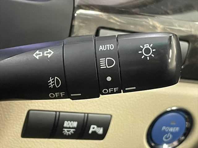 ヴェルファイアハイブリッド V 6ヶ月走行無制限保証付き Wサンルーフ 純正8型ナビ 両側パワースライドドア 電動リアゲート 寒冷地仕様 禁煙車 バックカメラ オットマン Wエアコン ETC 純正16インチアルミホイール クルコン(43枚目)