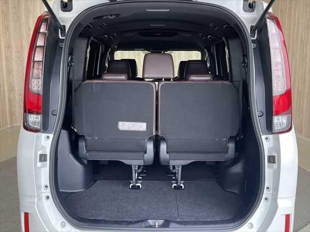 エスクァイア ハイブリッドGi プレミアムパッケージ 6ヶ月走行無制限保証付き モデリスタフルエアロ 11インチBIGX トヨタセーフティセンス 両側パワースライドドア LEDヘッドライト 禁煙車 クルコン バックカメラ 純正16型ナビ ETC スマキー(12枚目)