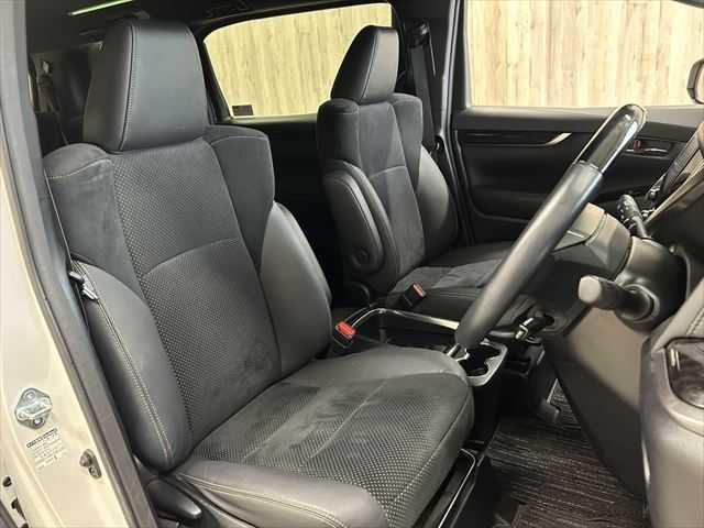 アルファード ２．５Ｓ　タイプゴールド　後期型　３眼ＬＥＤヘッドライト　９インチディスプレイオーディオＴＶ・ナビ　両側電動スライド　トヨタセーフティセンス　禁煙車　バックカメラ　オートマチックハイビーム　電動リアゲート　ハーフレザーシート（11枚目）