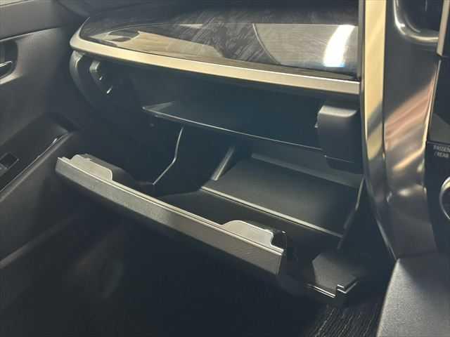 アルファード ２．５Ｓ　タイプゴールド　後期型　３眼ＬＥＤヘッドライト　９インチディスプレイオーディオＴＶ・ナビ　両側電動スライド　トヨタセーフティセンス　禁煙車　バックカメラ　オートマチックハイビーム　電動リアゲート　ハーフレザーシート（50枚目）