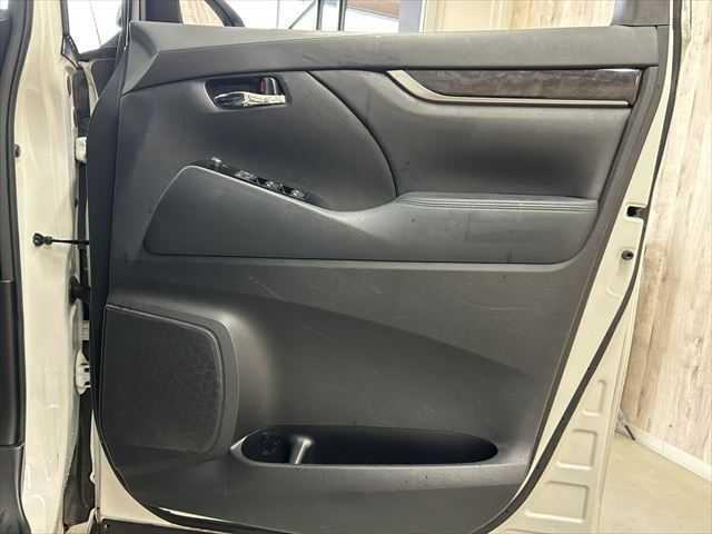 アルファード ２．５Ｓ　タイプゴールド　後期型　３眼ＬＥＤヘッドライト　９インチディスプレイオーディオＴＶ・ナビ　両側電動スライド　トヨタセーフティセンス　禁煙車　バックカメラ　オートマチックハイビーム　電動リアゲート　ハーフレザーシート（57枚目）