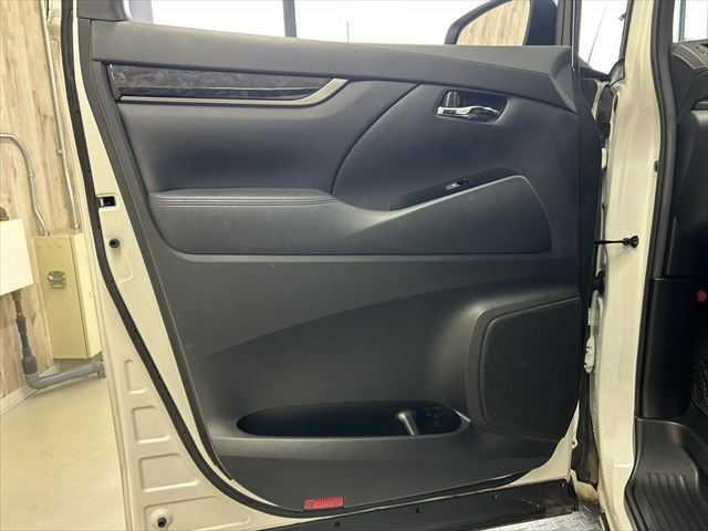 アルファード ２．５Ｓ　タイプゴールド　後期型　３眼ＬＥＤヘッドライト　９インチディスプレイオーディオＴＶ・ナビ　両側電動スライド　トヨタセーフティセンス　禁煙車　バックカメラ　オートマチックハイビーム　電動リアゲート　ハーフレザーシート（65枚目）