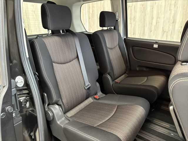 セレナ ハイウェイスターＳ－ＨＶアドバンスドセーフティパック　６ヶ月走行無制限保証付き　純正８インチナビ　後席モニター　両側電動スライドドア　ＬＥＤヘッドライト　クルーズコントロール　禁煙車　アラウンドビュー　ＤＶＤ再生　　フルセグＴＶ　　衝突軽減ブレーキ（9枚目）