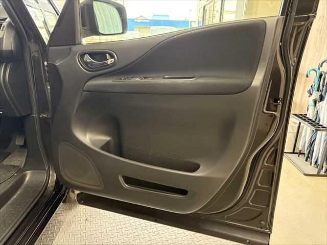 セレナ ハイウェイスターＳ－ＨＶアドバンスドセーフティパック　６ヶ月走行無制限保証付き　純正８インチナビ　後席モニター　両側電動スライドドア　ＬＥＤヘッドライト　クルーズコントロール　禁煙車　アラウンドビュー　ＤＶＤ再生　　フルセグＴＶ　　衝突軽減ブレーキ（43枚目）