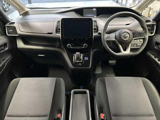 セレナ ｅ－ＰＯＷＥＲ　ＸＶ　６ヶ月走行無制限保証付き　後期　純正９インチナビ　両側電動スライド　衝突軽減ブレーキ　アラウンドビューモニター　禁煙車　ドライブレコーダー　ＥＴＣ　　クルーズコントロール　ブラインドスポットモニター（3枚目）