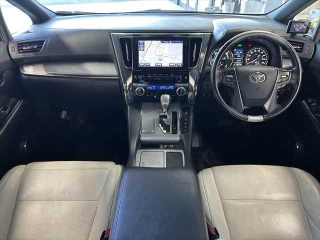 ヴェルファイアハイブリッド エグゼクティブラウンジＺ　６ヶ月走行距離無制限保証付　Ｗサンルーフ　後席モニター　ＴＲＤフルエアロ　ホワイトナッパ革シート　全方位カメラ　禁煙車　ＪＢＬサウンド　デジタルインナーミラー　シートベンチレーション　両側電動スライド（3枚目）