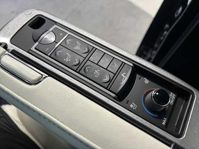 ヴェルファイアハイブリッド エグゼクティブラウンジＺ　６ヶ月走行距離無制限保証付　Ｗサンルーフ　後席モニター　ＴＲＤフルエアロ　ホワイトナッパ革シート　全方位カメラ　禁煙車　ＪＢＬサウンド　デジタルインナーミラー　シートベンチレーション　両側電動スライド（51枚目）