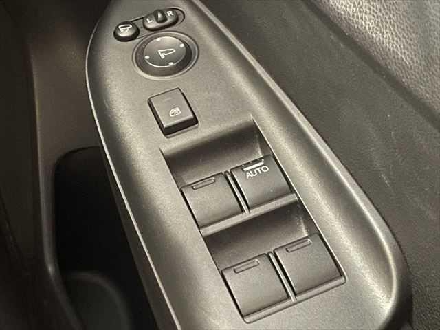 フィットハイブリッド Sパッケージ 6ヶ月走行距離無制限保証付 ユーザー買取車 純正メモリーナビ 衝突軽減ブレーキ LEDヘッドライト クルーズコントロール 禁煙車 バックカメラ 純正15インチAW ETC MTモード付 スマートキー(7枚目)