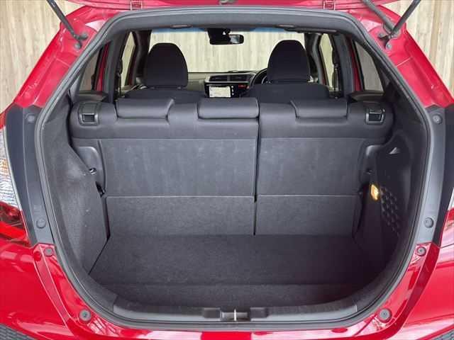 フィットハイブリッド Sパッケージ 6ヶ月走行距離無制限保証付 ユーザー買取車 純正メモリーナビ 衝突軽減ブレーキ LEDヘッドライト クルーズコントロール 禁煙車 バックカメラ 純正15インチAW ETC MTモード付 スマートキー(10枚目)