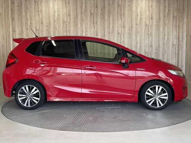 フィットハイブリッド Sパッケージ 6ヶ月走行距離無制限保証付 ユーザー買取車 純正メモリーナビ 衝突軽減ブレーキ LEDヘッドライト クルーズコントロール 禁煙車 バックカメラ 純正15インチAW ETC MTモード付 スマートキー(16枚目)