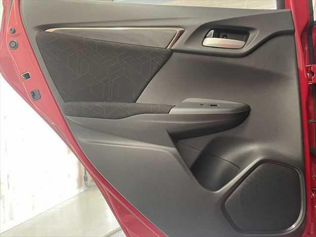 フィットハイブリッド Sパッケージ 6ヶ月走行距離無制限保証付 ユーザー買取車 純正メモリーナビ 衝突軽減ブレーキ LEDヘッドライト クルーズコントロール 禁煙車 バックカメラ 純正15インチAW ETC MTモード付 スマートキー(61枚目)