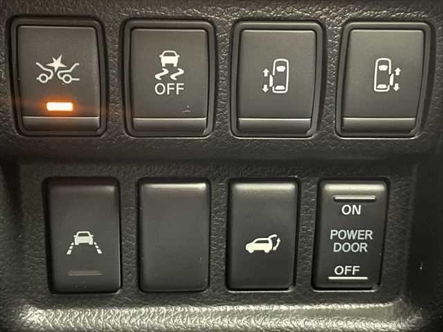 エルグランド 250ハイウェイスタープレミアムアーバンクロム 6ヶ月走行距離無制限保証付 黒革シート フリップダウンモニター 純正HDDナビ インテリジェントクルーズコントロール 両側パワースライドドア 禁煙車 全周囲カメラ 電動リアゲート パワーシート(7枚目)