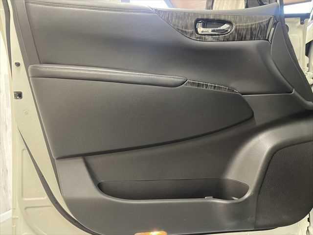 エルグランド 250ハイウェイスタープレミアムアーバンクロム 6ヶ月走行距離無制限保証付 黒革シート フリップダウンモニター 純正HDDナビ インテリジェントクルーズコントロール 両側パワースライドドア 禁煙車 全周囲カメラ 電動リアゲート パワーシート(64枚目)