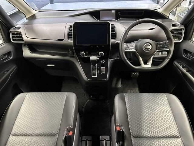 セレナ ハイウェイスターＶ　６ヶ月走行距離無制限保証付　後期　純正１０インチナビ　防水シート　プロパイロット　禁煙車　ステアヒーター　アラウンドビュー　パーキングアシスト　ブラインドスポットモニタ　両側電動スライド　ＬＥＤヘッド（3枚目）