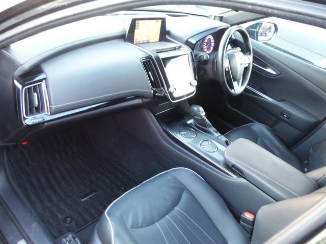 クラウンハイブリッド ＲＳアドバンス　黒革・シートヒーター・ベンチレータ・ステアリングヒーター・純正Ｂｌｕｅｔｏｏｔｈ対応フルセグナビ・バックカメラ・ＥＴＣ・ＢＳＭ・ＨＵＤ・３連ＬＥＤヘッド・４本出しマフラー・ＰＵＳＨスタート・スマートキ（14枚目）