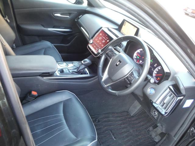 クラウンハイブリッド ＲＳアドバンス　黒革・シートヒーター・ベンチレータ・ステアリングヒーター・純正Ｂｌｕｅｔｏｏｔｈ対応フルセグナビ・バックカメラ・ＥＴＣ・ＢＳＭ・ＨＵＤ・３連ＬＥＤヘッド・４本出しマフラー・ＰＵＳＨスタート・スマートキ（17枚目）