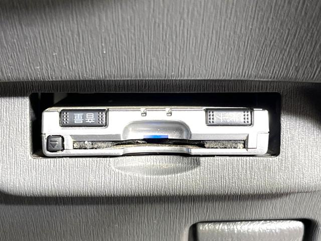 プリウス Sツーリングセレクション SDナビ ETC スマートキー HIDヘッドライト HIDフォグライト クルーズコントロール ステアリングスイッチ オートエアコン 純正17インチアルミホイール CD再生 地デジ オートライト(4枚目)