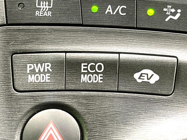 プリウス Sツーリングセレクション SDナビ ETC スマートキー HIDヘッドライト HIDフォグライト クルーズコントロール ステアリングスイッチ オートエアコン 純正17インチアルミホイール CD再生 地デジ オートライト(30枚目)