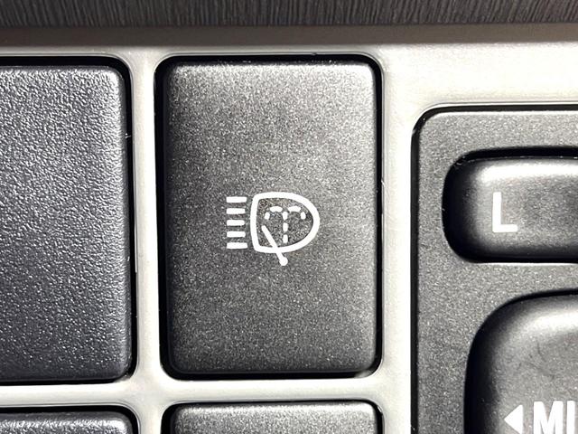 プリウス Sツーリングセレクション SDナビ ETC スマートキー HIDヘッドライト HIDフォグライト クルーズコントロール ステアリングスイッチ オートエアコン 純正17インチアルミホイール CD再生 地デジ オートライト(39枚目)