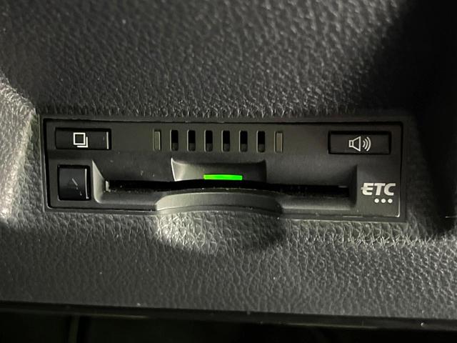 ヤリス ハイブリッドＸ　バックカメラ　衝突被害軽減システム　レーダークルーズ　禁煙車　ビルトインＥＴＣ　車線逸脱警報　オートライト　オートエアコン　Ｂｌｕｅｔｏｏｔｈ（5枚目）