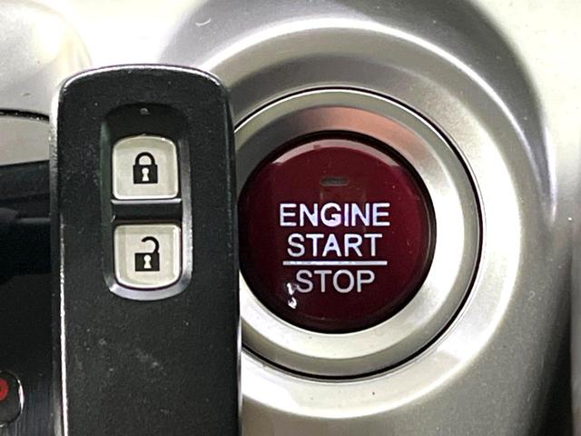 【Ｈｏｎｄａスマートキー】カバンやポケットに入れたままでもドアの施錠・解錠が可能なスマートキーを装備。エンジンのオン・オフ時もカギを取り出す必要が無いからとっても便利です♪