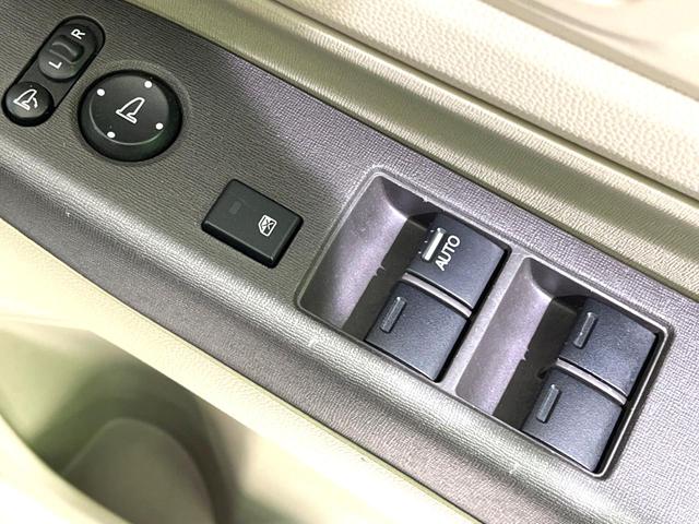 【電動格納ミラー】サイドミラーは電動格納式となっており、狭い駐車場でもキズがつくリスクを抑えられます。