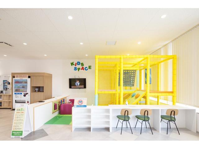 大きなキッズスペースも完備！小さなお子様連れでも、ゆっくりとお車探しをお楽しみいただけます。