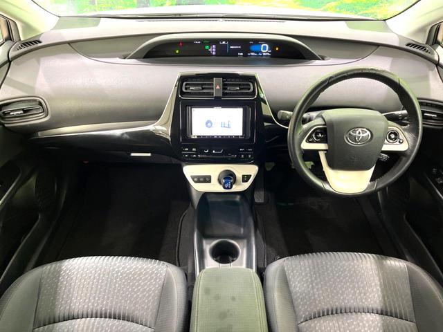 プリウス S 衝突軽減装置 ナビゲーション バックカメラ レーダークルーズコントロール オートハイビーム ETC シートリフター ステアリングスイッチ 革巻きステアリング LEDヘッドライト オートライト(2枚目)