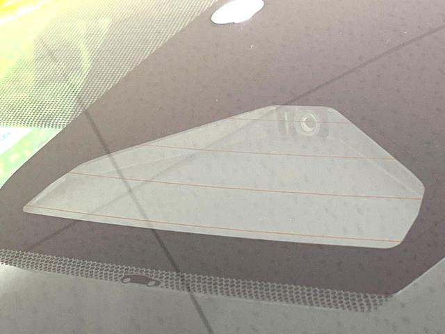 プリウス Ｘ　現行モデル　禁煙車　純正ディスプレイオーディオ　ブラインドスポットモニター　衝突軽減装置　ＡＣ１００Ｖ電源　ビルトインＥＴＣ　ドラレコ　純正革巻きステアリング　ステアリングスイッチ（3枚目）