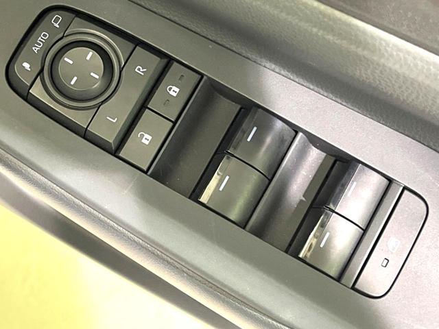 プリウス Ｘ　現行モデル　禁煙車　純正ディスプレイオーディオ　ブラインドスポットモニター　衝突軽減装置　ＡＣ１００Ｖ電源　ビルトインＥＴＣ　ドラレコ　純正革巻きステアリング　ステアリングスイッチ（36枚目）