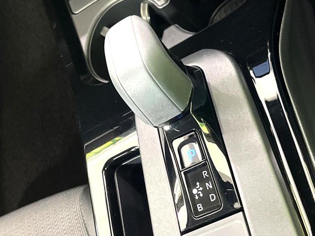 プリウス Ｘ　現行モデル　禁煙車　純正ディスプレイオーディオ　ブラインドスポットモニター　衝突軽減装置　ＡＣ１００Ｖ電源　ビルトインＥＴＣ　ドラレコ　純正革巻きステアリング　ステアリングスイッチ（52枚目）