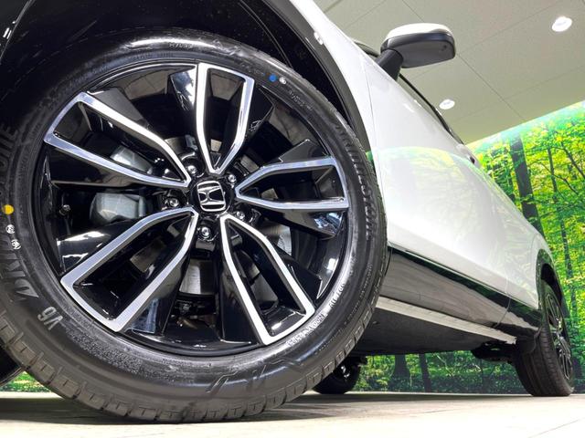 ヴェゼル ｅ：ＨＥＶ　Ｚ　登録済未使用車　純正９インチナビ　全周囲カメラ　衝突軽減　レーダークルーズ　ＥＴＣ　ＬＥＤヘッド　オートライト　オートエアコン　電動リアゲート　前席シートヒーター　コーナーセンサー　電動パーキング（13枚目）